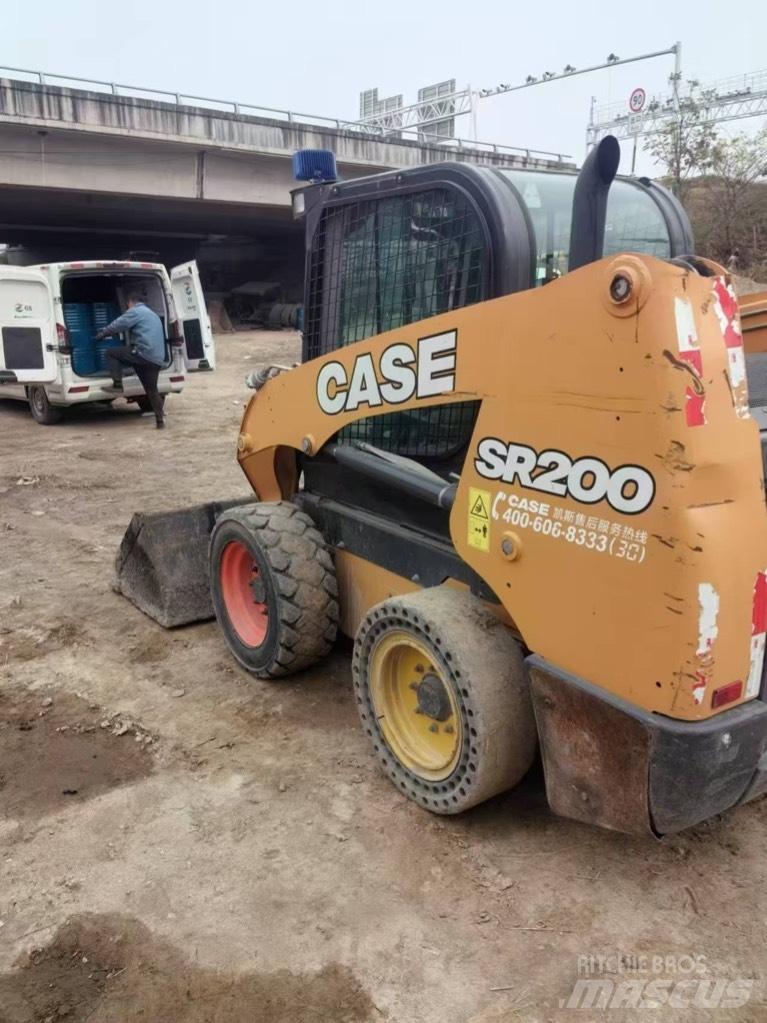 CASE SR200 滑移轉向裝載機
