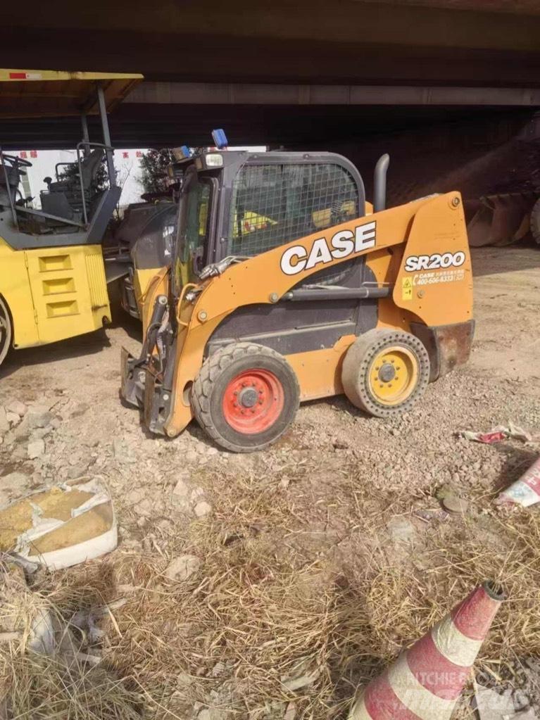 CASE SR200 滑移轉向裝載機