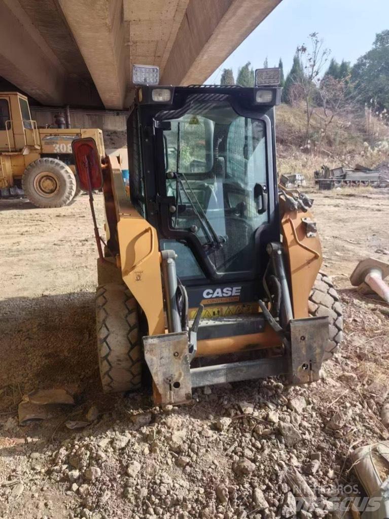 CASE SR200 滑移轉向裝載機