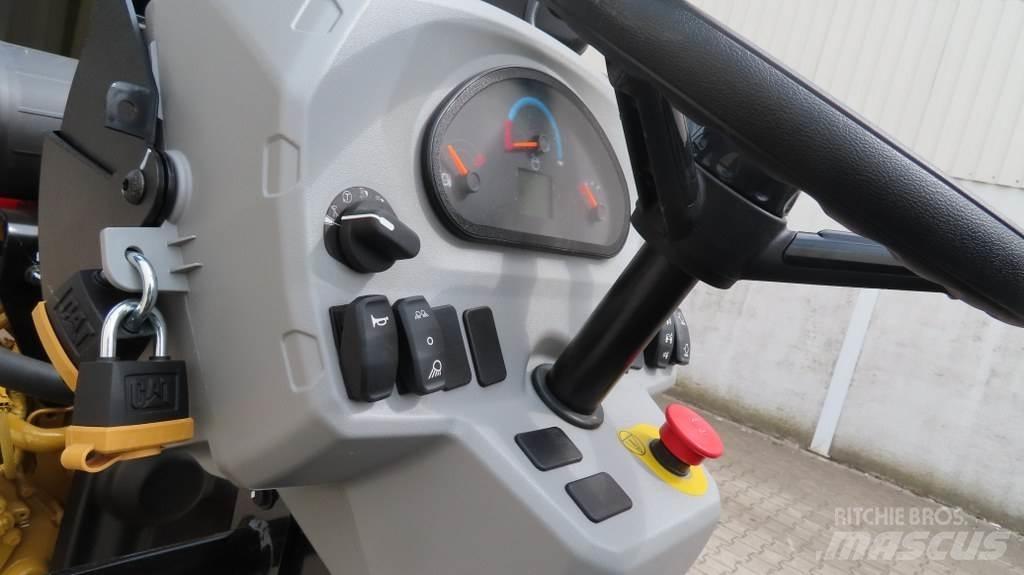 CAT CB4.0 雙輪滾壓機