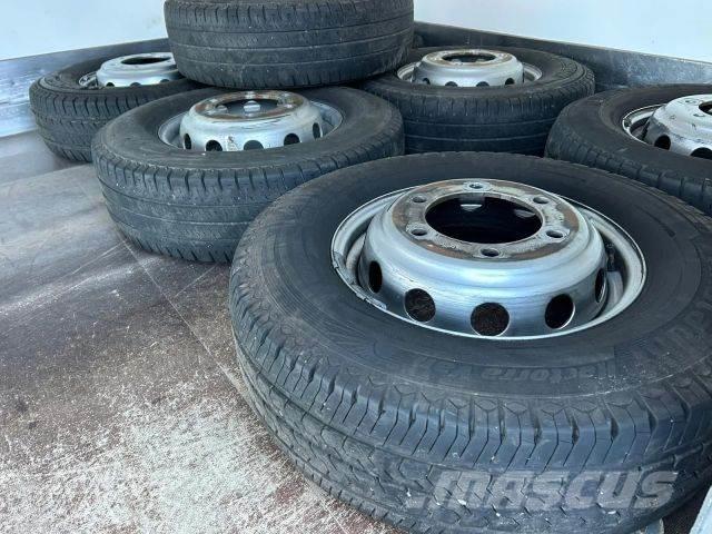 Iveco Daily 廂式貨物運輸車