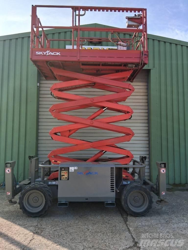 SkyJack SJ 6832 RT 剪式升降機