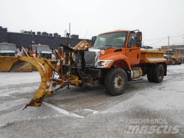 International 7400 刮雪板和犁