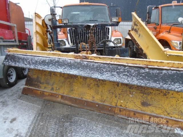 International 7400 刮雪板和犁