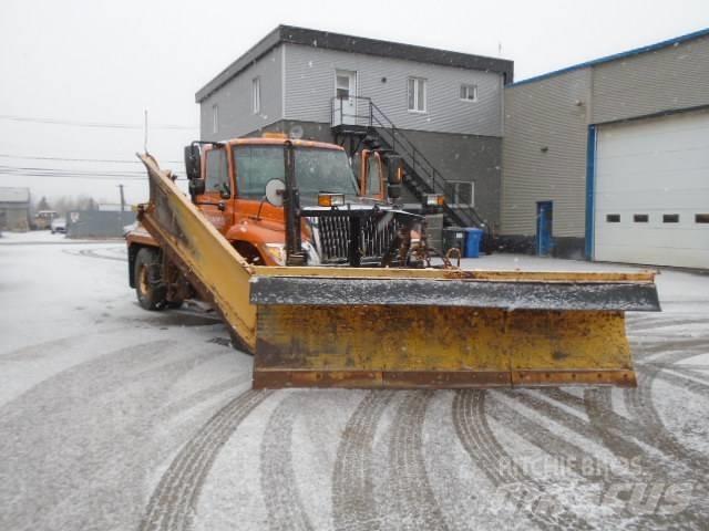 International 7400 刮雪板和犁