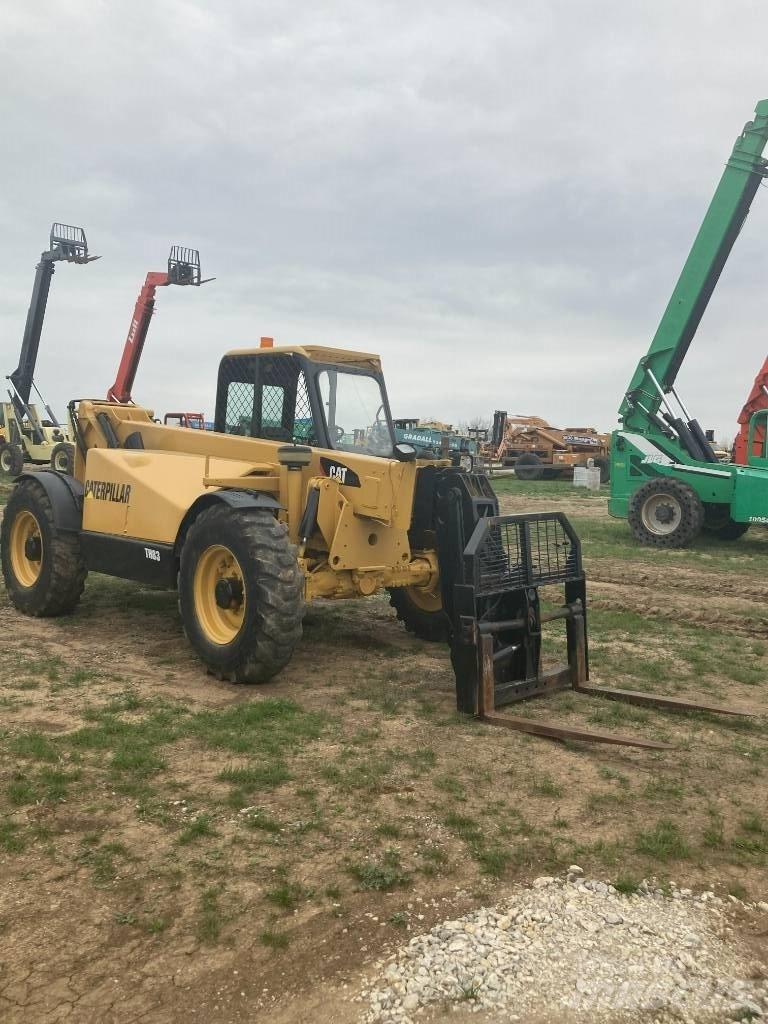 CAT TH83 伸縮臂操作車