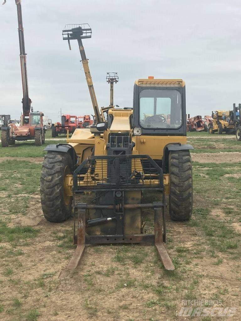 CAT TH83 伸縮臂操作車