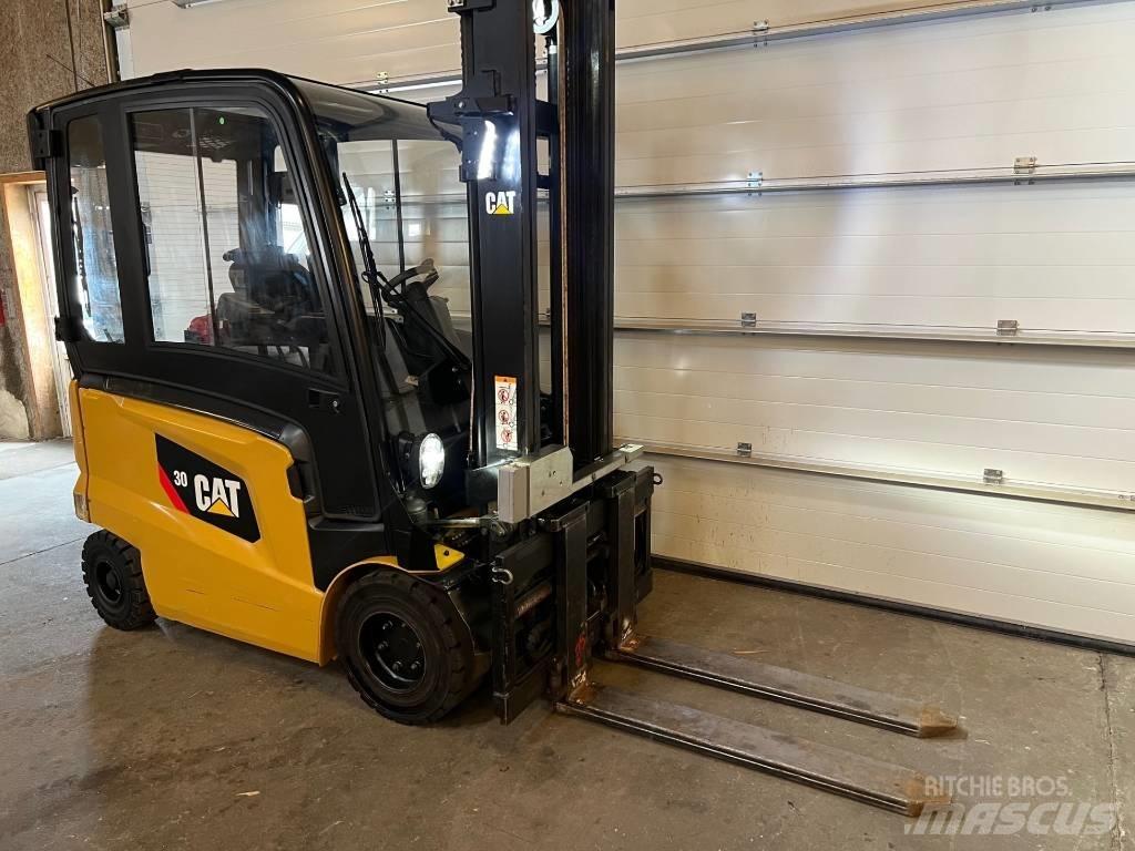 CAT EP30CN 電動堆高機