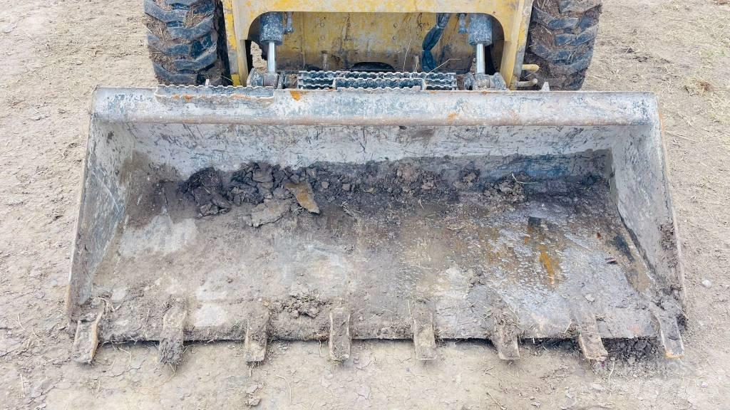 CAT 262D3 滑移轉向裝載機