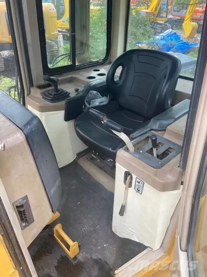 CAT D5M 履帶推土機