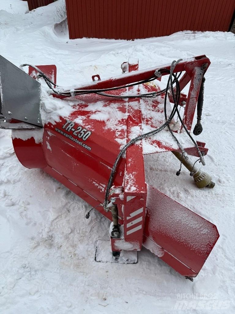 Varila Steel TR 250 掃雪機