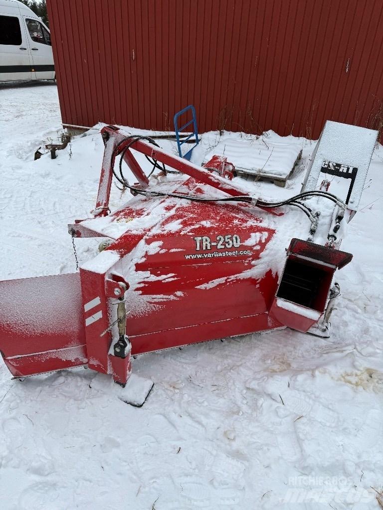 Varila Steel TR 250 掃雪機