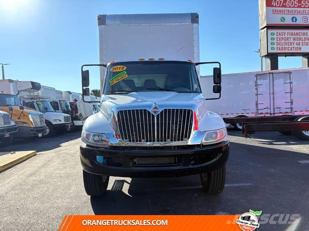 International 4300 貨箱式卡車