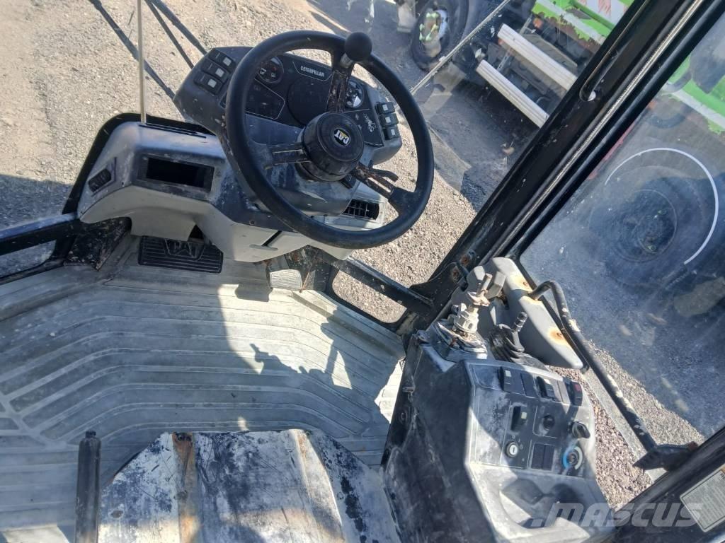 CAT 906 駕駛室與內部