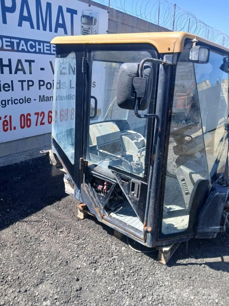 CAT 906 駕駛室與內部