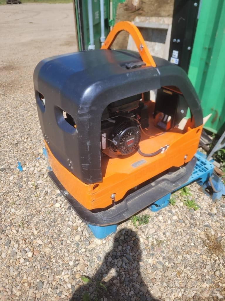 Atlas Copco RP400 拖式振動滾壓機