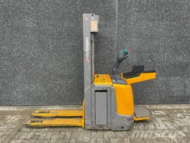 Jungheinrich ERC 216 自走式堆積機