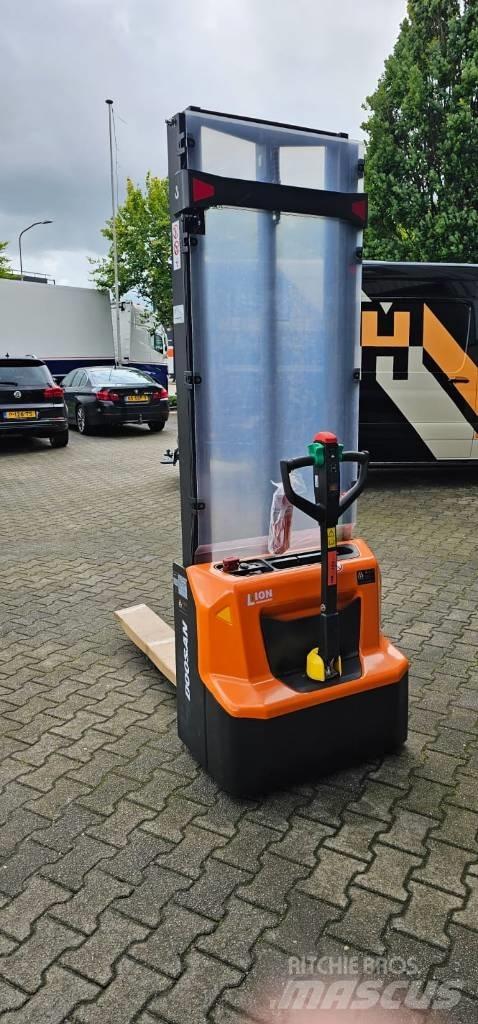 Doosan LSM 12 N 行走控制式堆積機