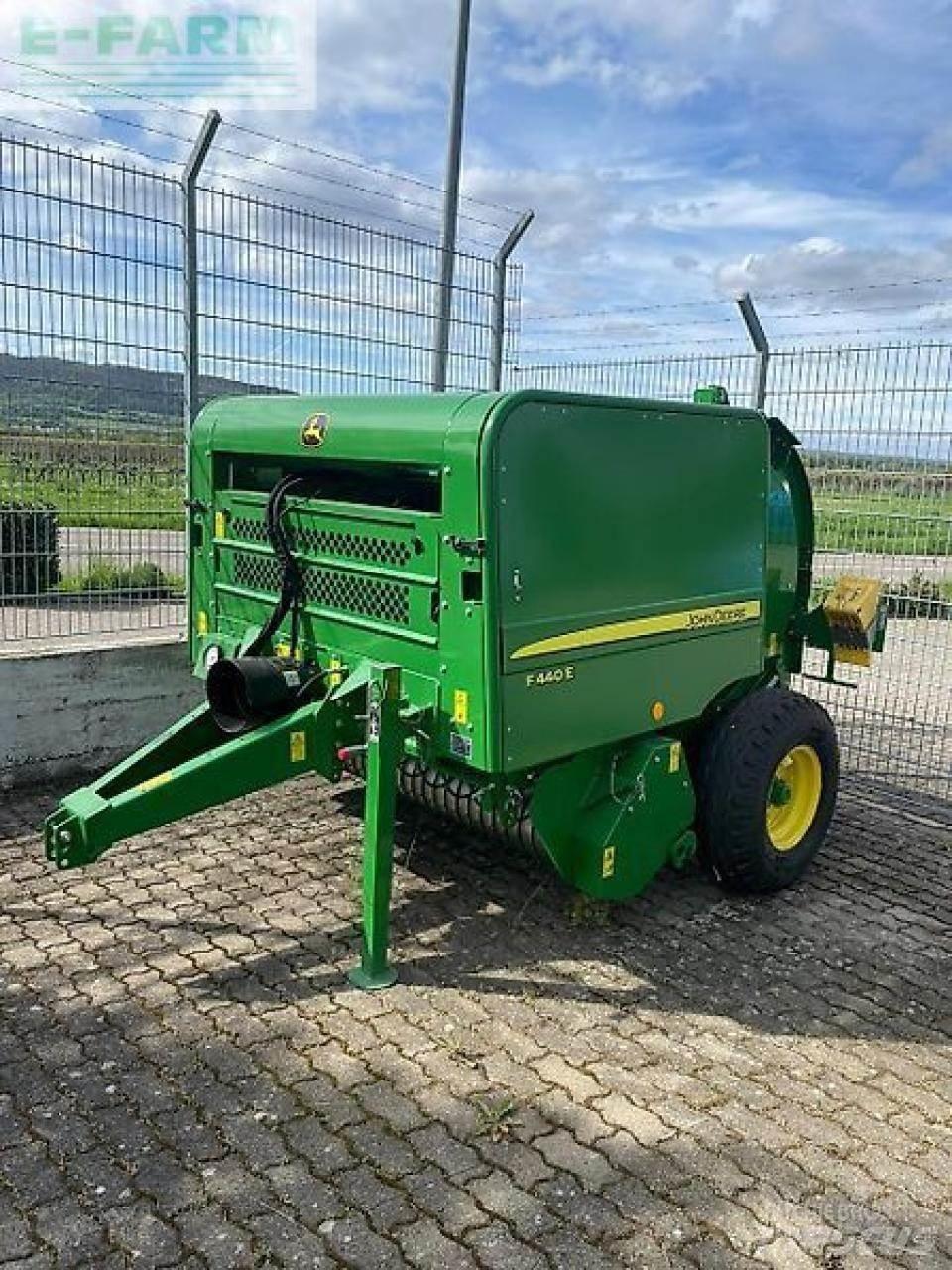 John Deere f440e 方形打捆機