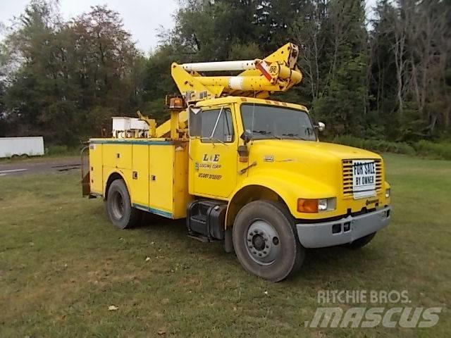 International 4900 起重機卡車