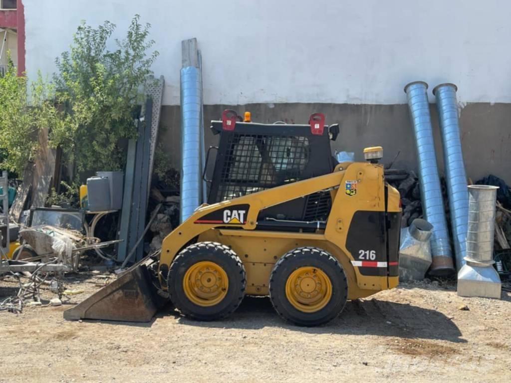 CAT 216 滑移轉向裝載機