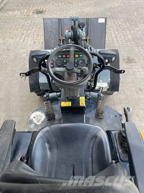 GiANT V452T X-TRA HD 小型裝載機