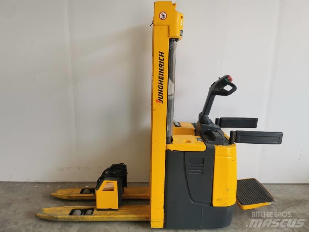 Jungheinrich ERC 214 自走式堆積機
