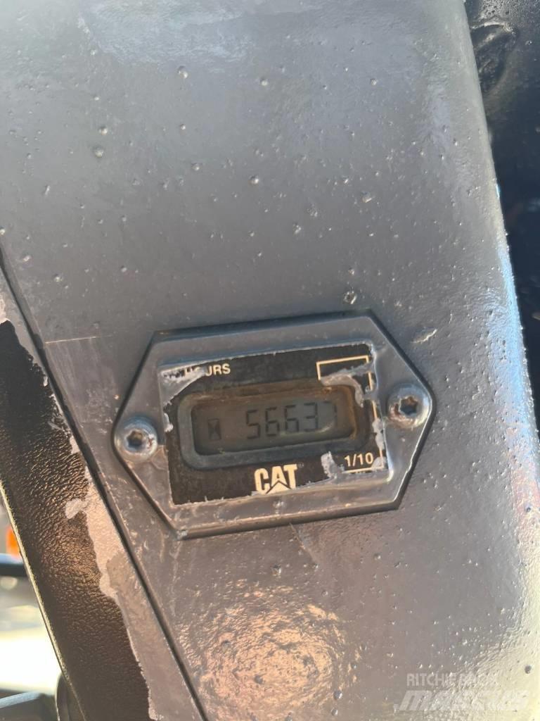 CAT 246 滑移轉向裝載機