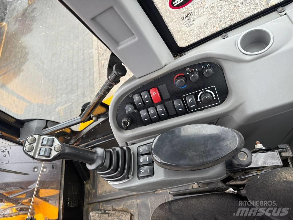JCB TM 320 農業用伸縮臂裝載機