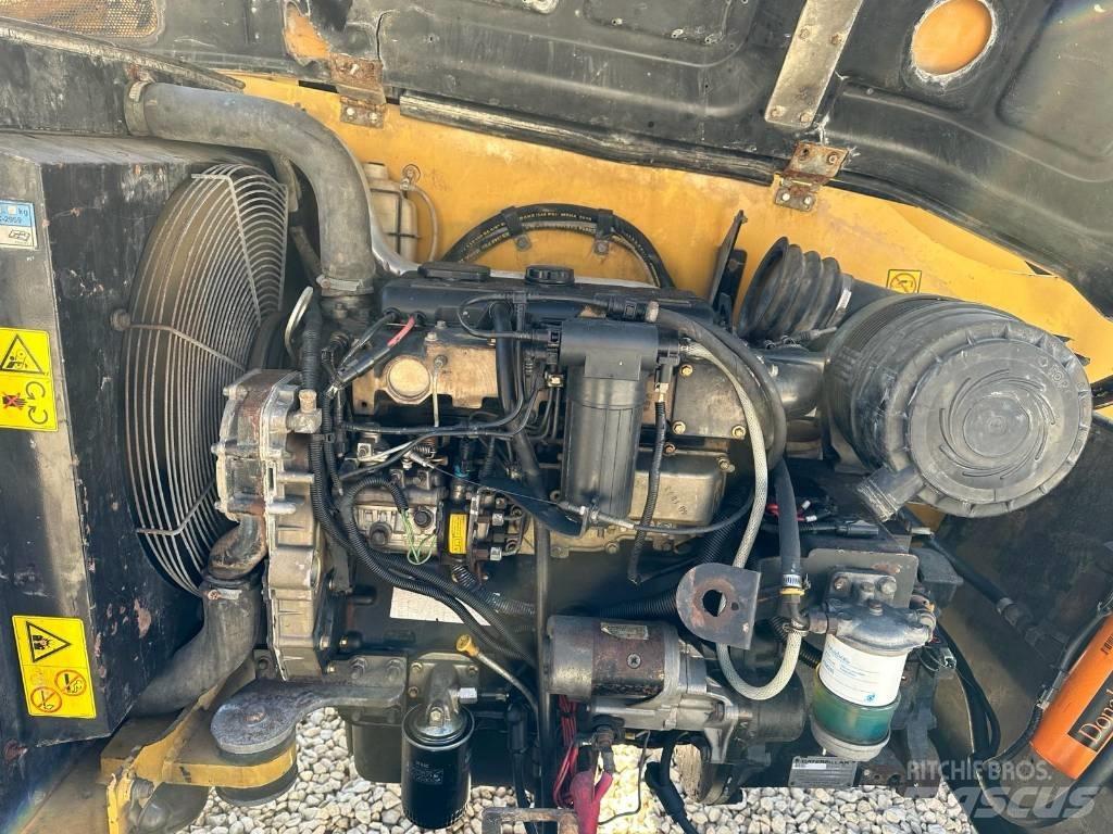 CAT TH 414 伸縮臂操作車