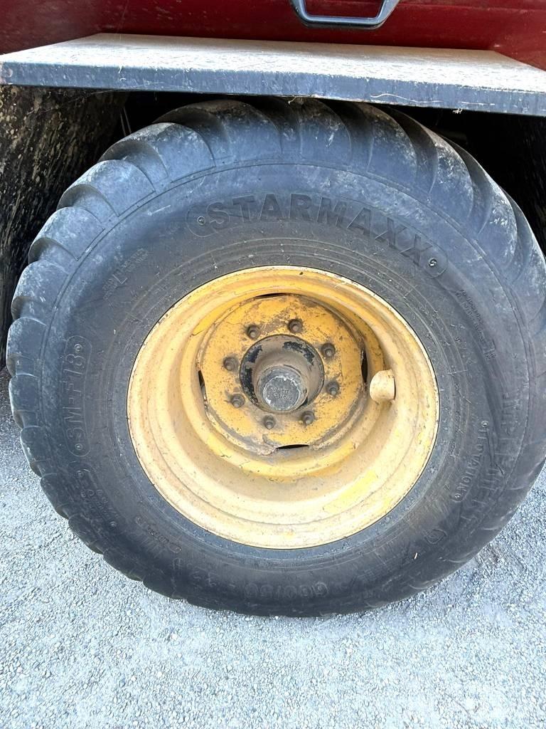New Holland D 1210 方形打捆機