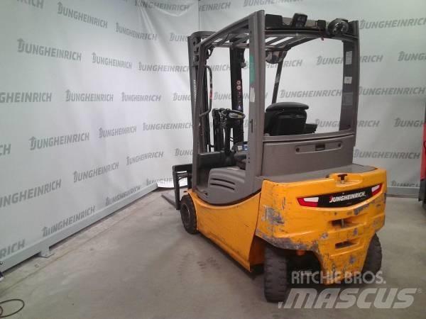 Jungheinrich EFG 320 電動堆高機