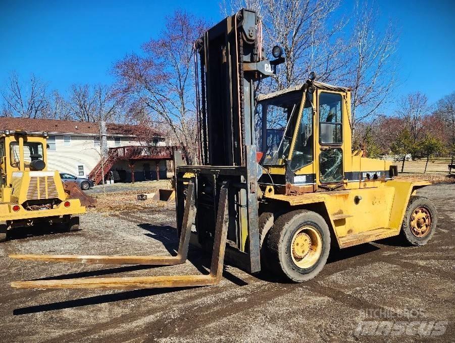 CAT V 330 C 貨櫃搬運機
