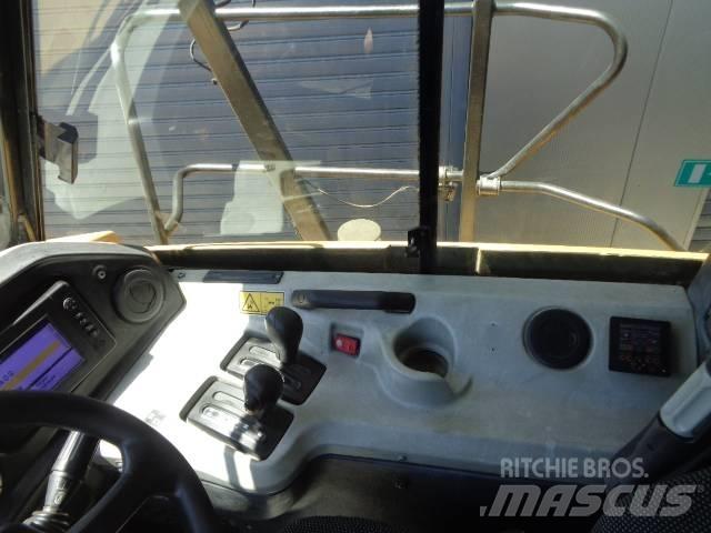 CAT 740 B 鉸接式起吊車
