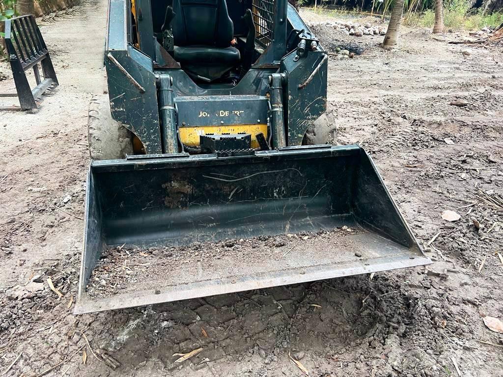 John Deere 312 滑移轉向裝載機