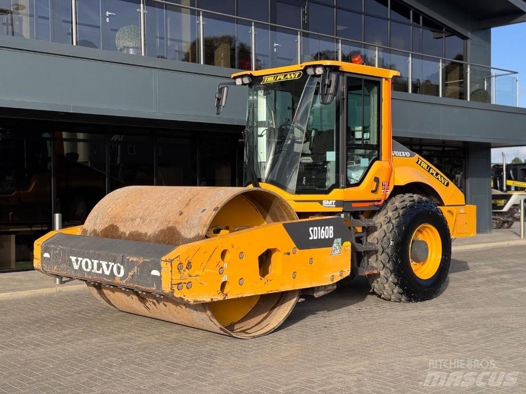 Volvo SD160B 膠輪滾壓機