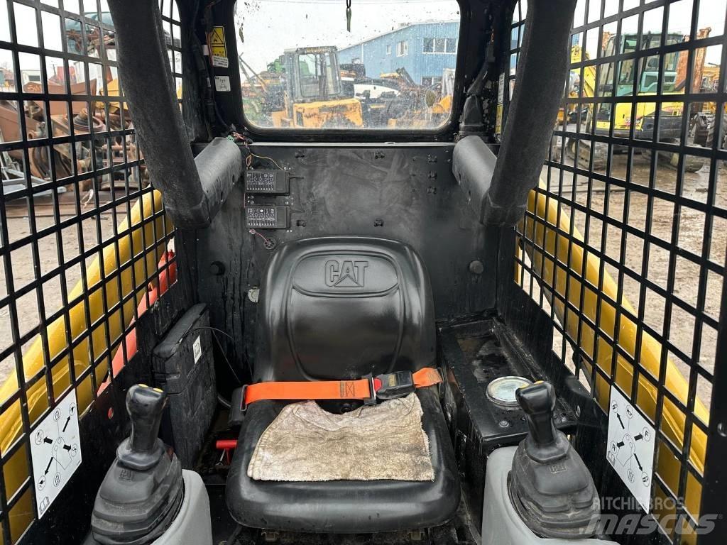 CAT 216 B 3 滑移轉向裝載機