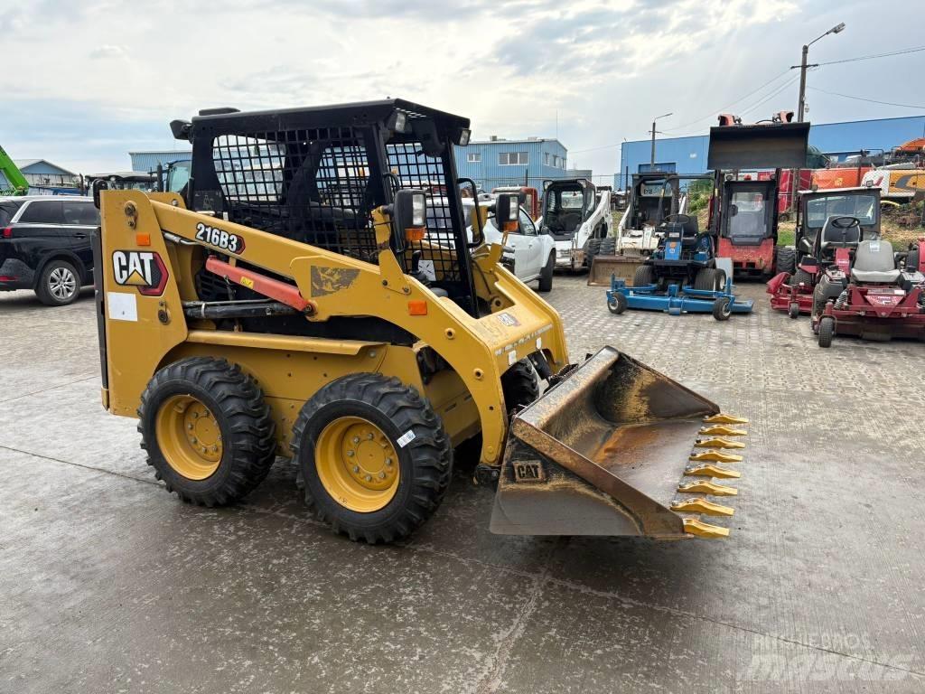 CAT 216 B 3 滑移轉向裝載機