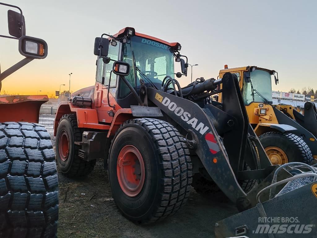 Doosan DL 220 輪胎式裝載機
