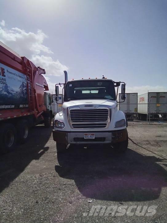 Freightliner M2 起重可拆卸式卡車