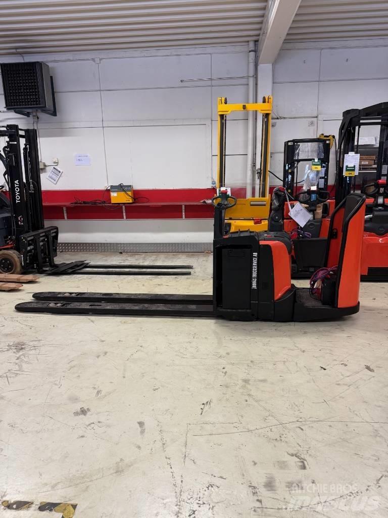 BT truck LPE 250 自走式堆積機