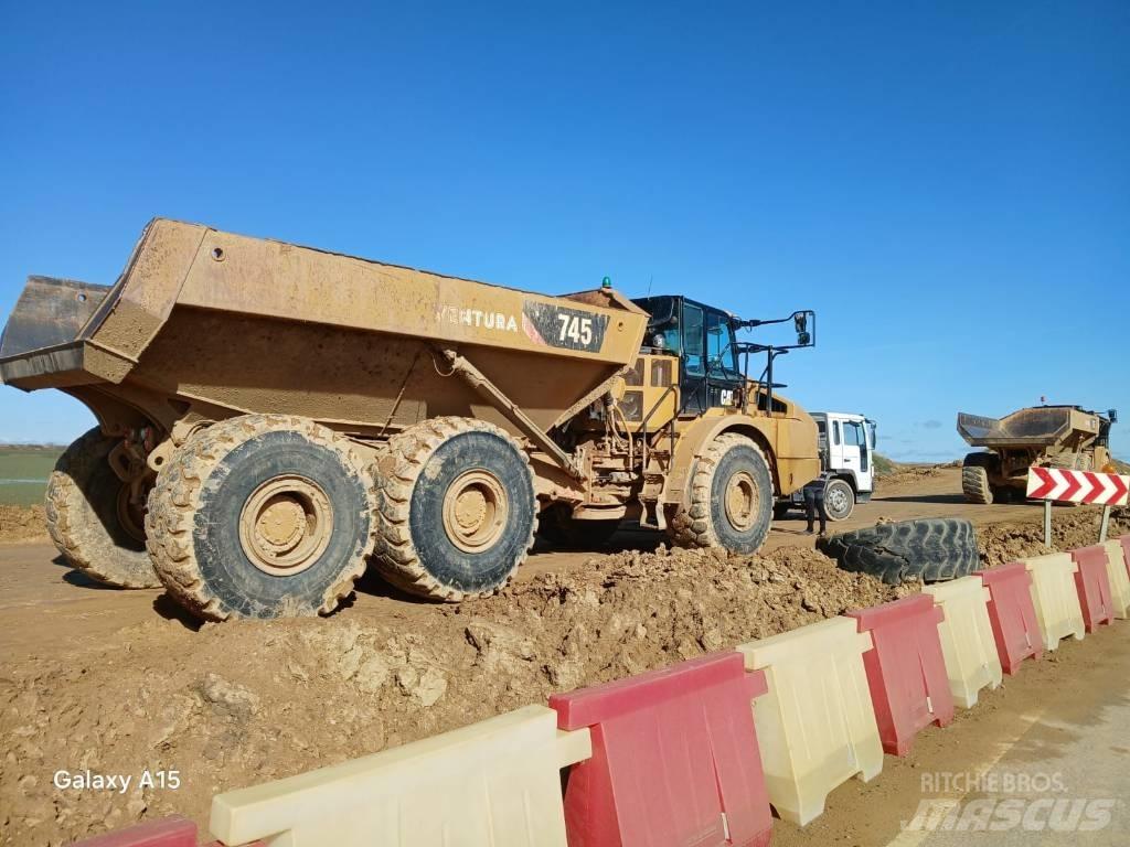 CAT 745 鉸接式起吊車