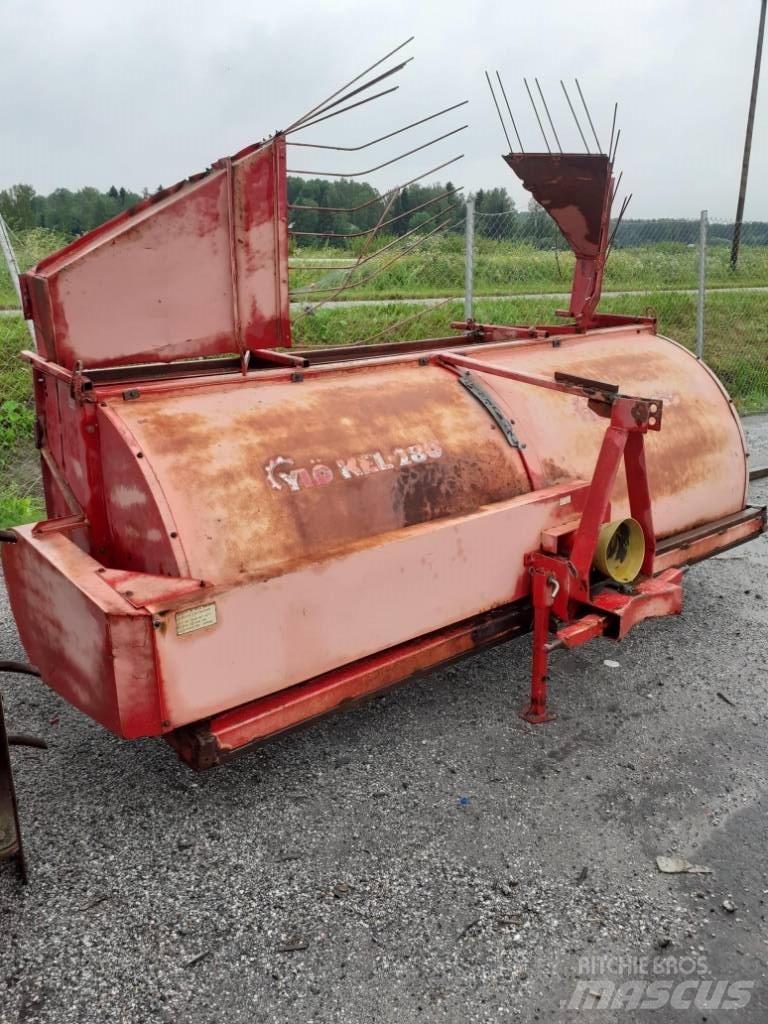YLÖ KEL-280 耙與翻草機