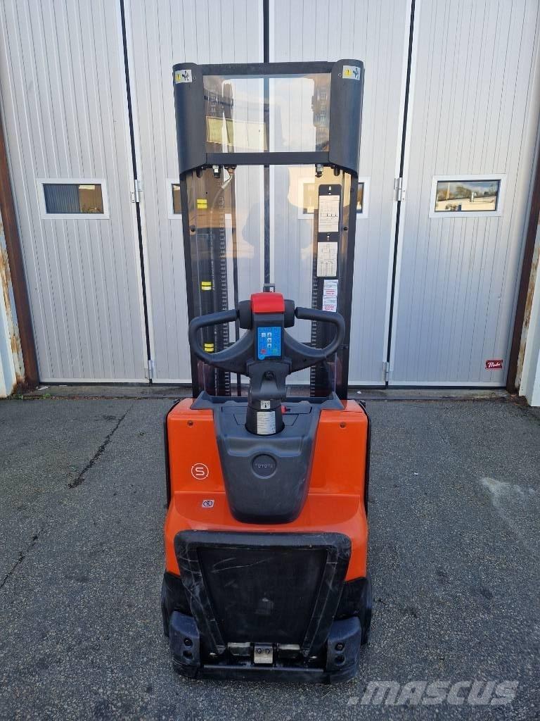 BT SWE 120 L.  57 tim 行走控制式堆積機