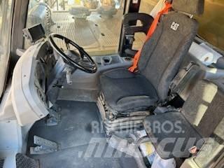 CAT 777F 鉸接式起吊車