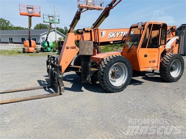 SkyTrak 10054 伸縮臂操作車