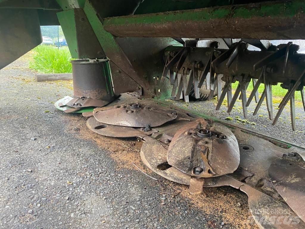John Deere 730 裝載與牽引式割草機