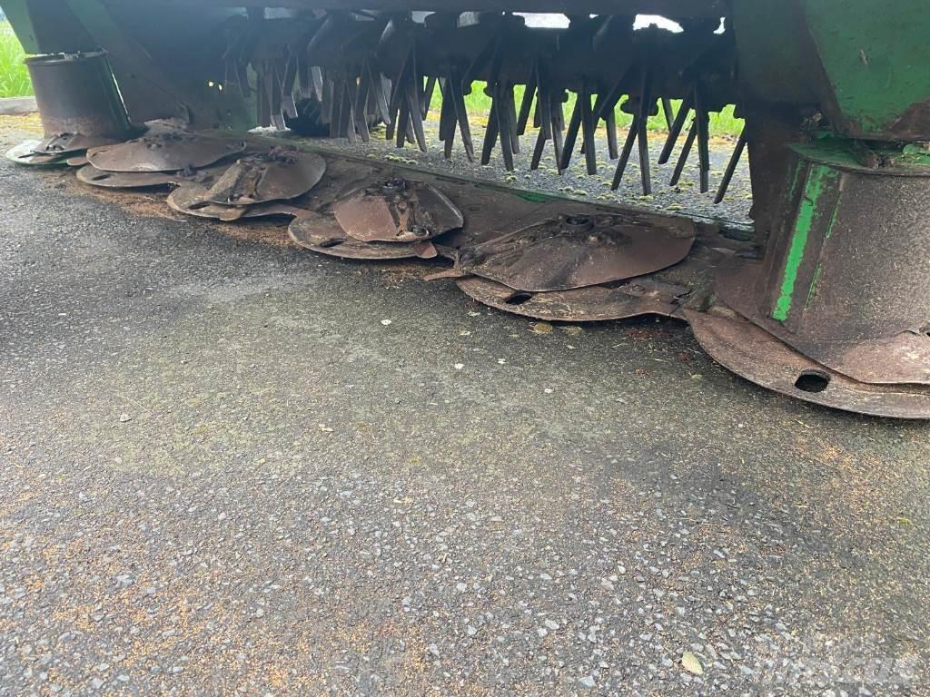 John Deere 730 裝載與牽引式割草機