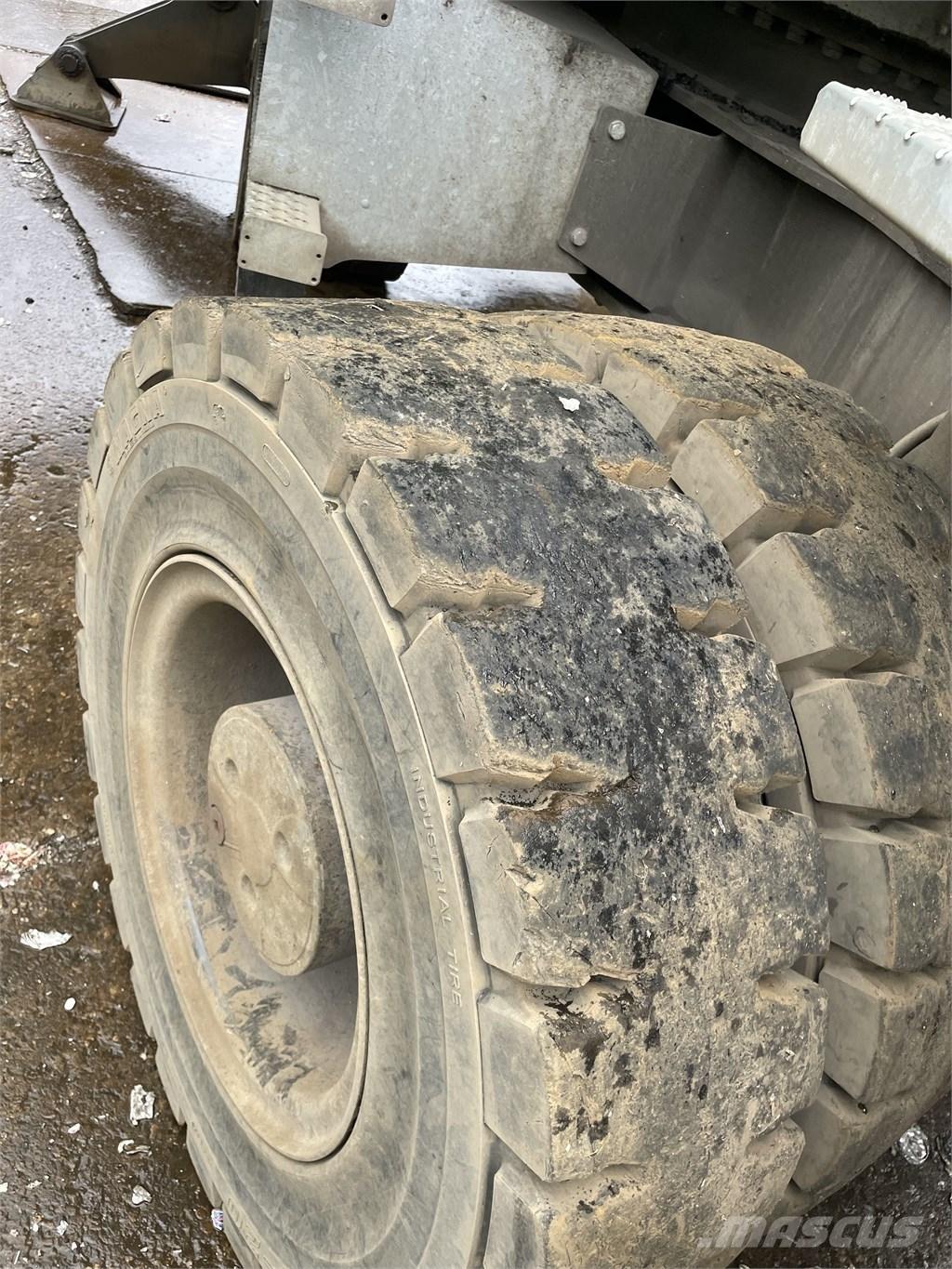 Sennebogen 830 E 廢棄物/工業用操作車