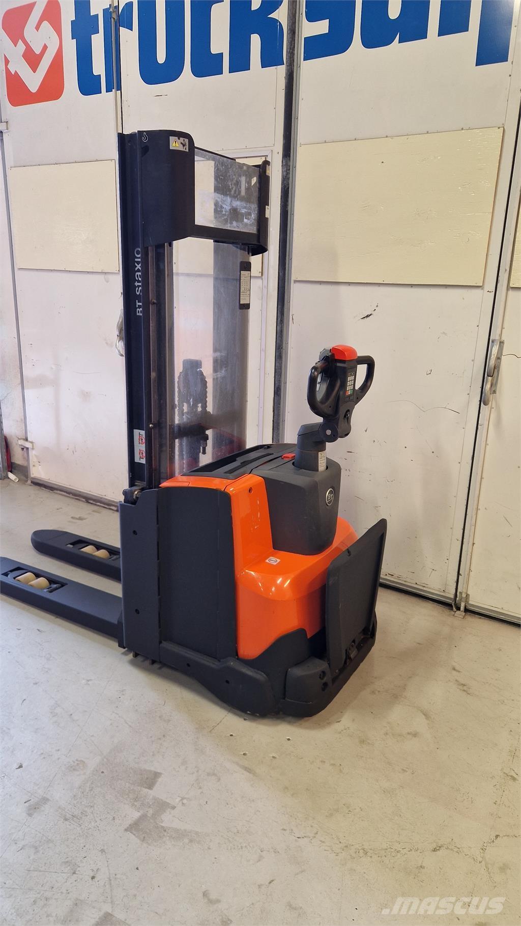 Toyota SWE140L 自走式堆積機